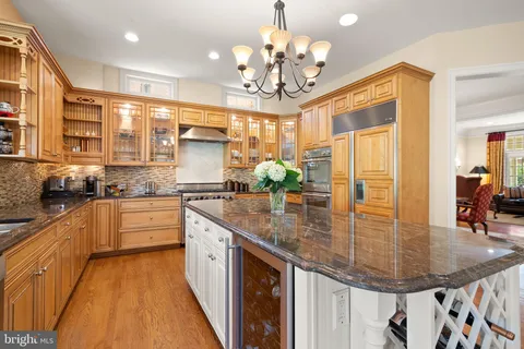 $2,400,000 | 7212 Farm Meadow Court, McLean, VA 22101