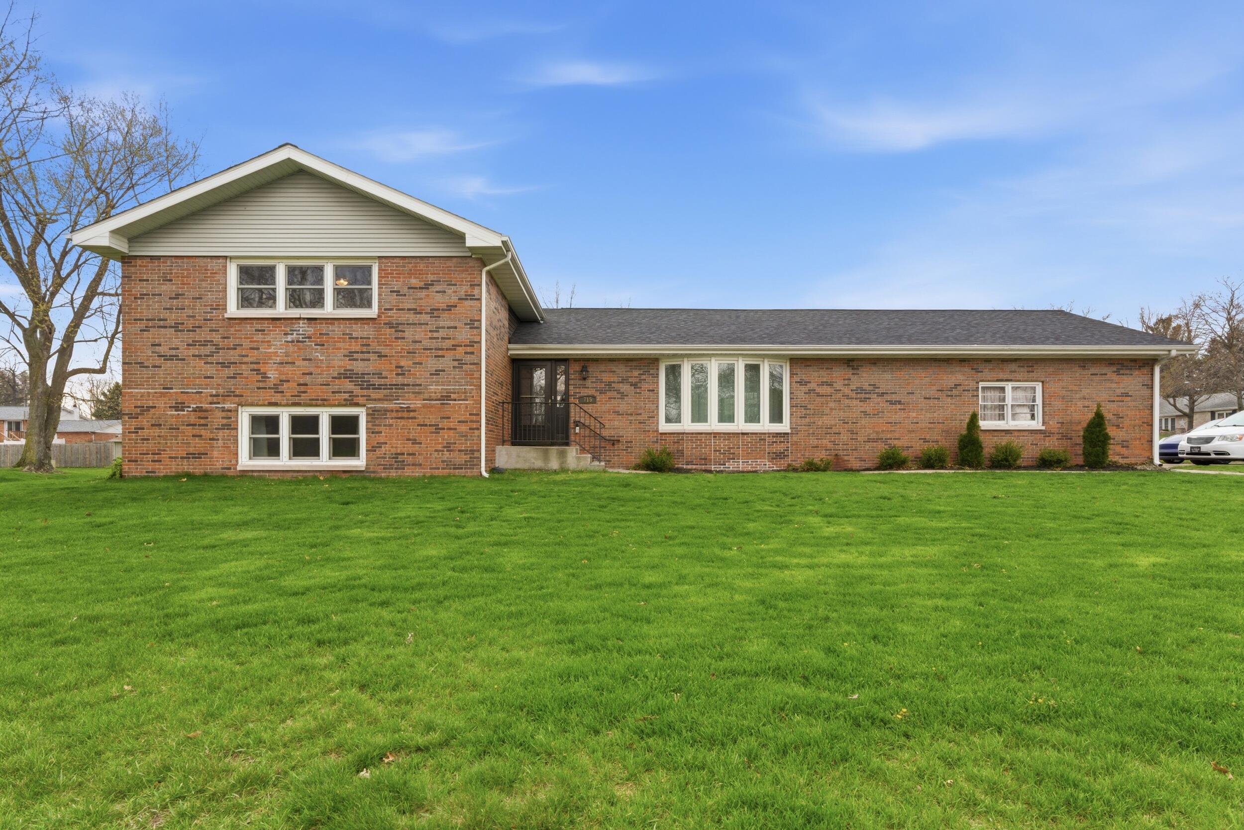 715 3rd Avenue Northwest De Motte, IN 46310 - Photo 1 of 27 2500x1668