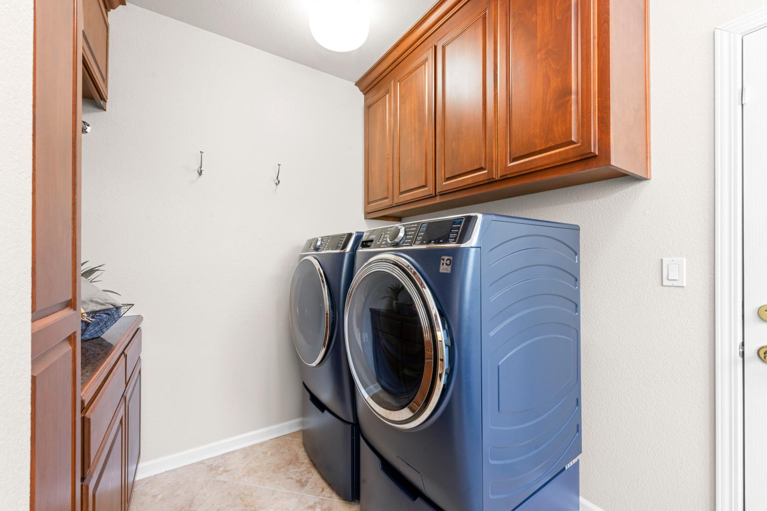 2306 Longspur Loop Lincoln, CA 95648 - Photo 28 of 59 GE Profile washer and dryer on pedestals are included!