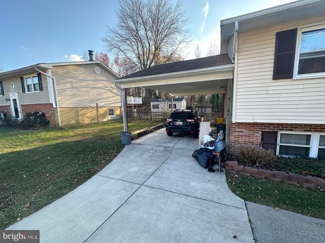 a view of a house with backyard porch and garden