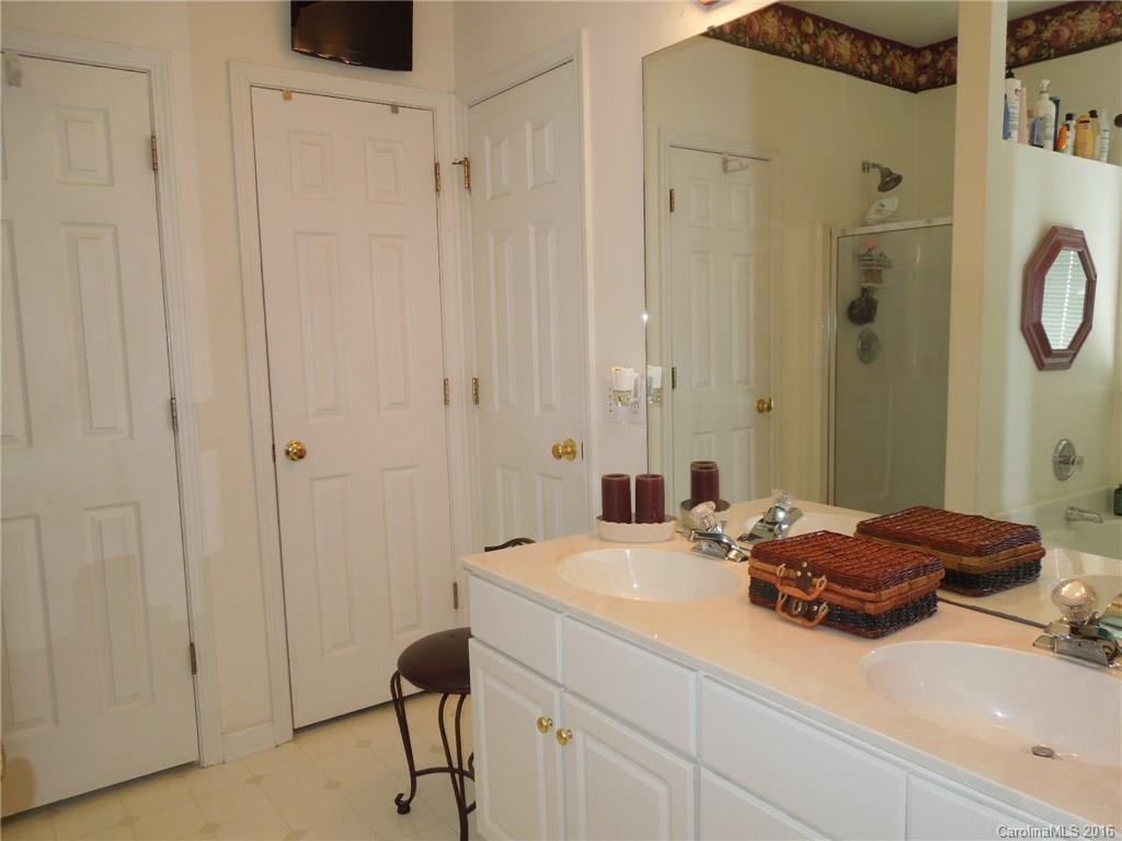 819 Clearbrook Road Matthews, NC 28105 - Photo 12 of 24 Gallery Image 12