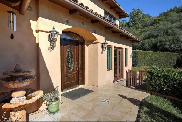 a view of entryway with a potted plant