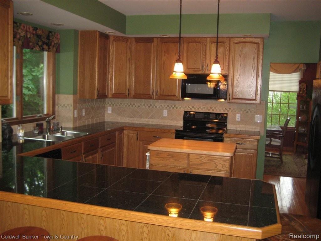7562 Summit Ridge Brighton, MI 48116 - Photo 9 of 19 Spacious Kitchen