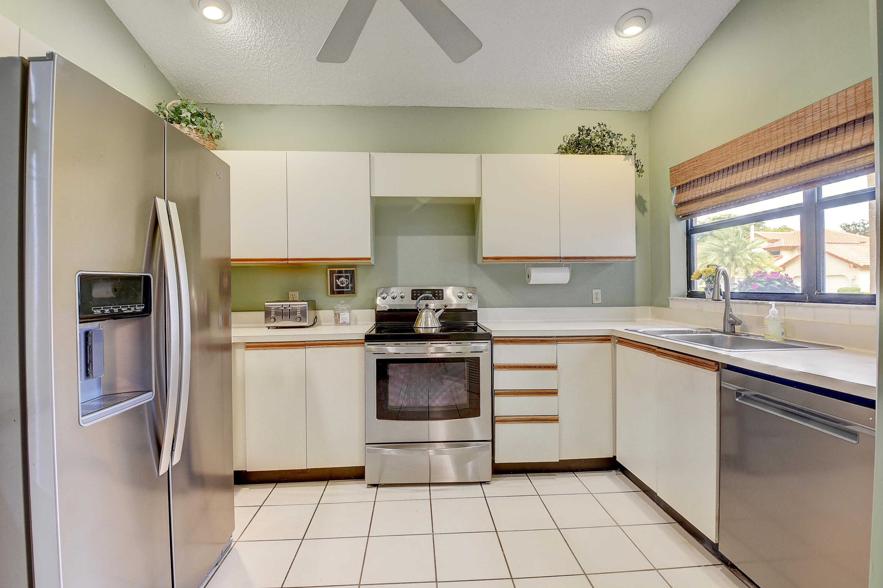 23253 Water Circle Boca Raton, FL 33486 - Photo 9 of 32 Kitchen