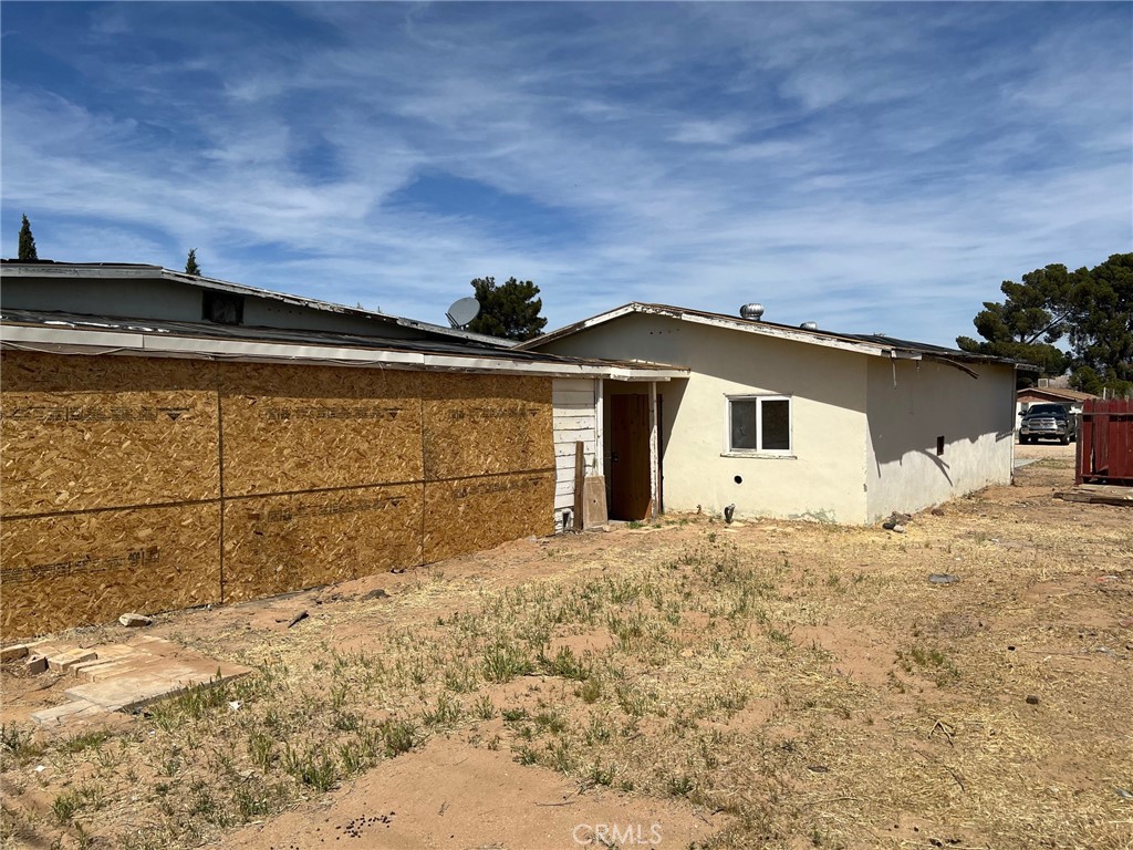 27154 Anderson Street Boron, CA 93516 - Photo 12 of 12 a backyard of a house