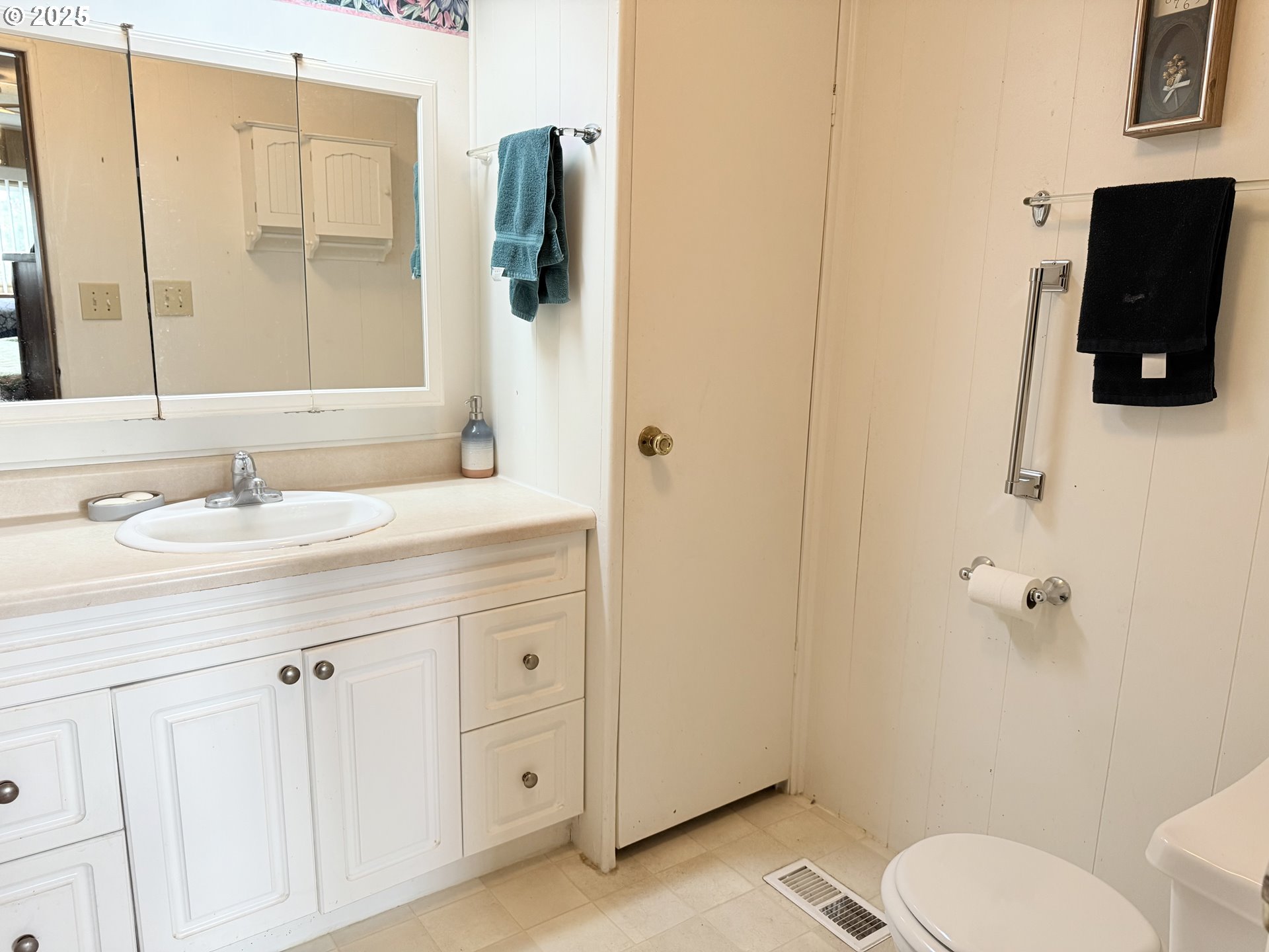 1475 Green Acres Road, Unit 40 Eugene, OR 97408 - Photo 13 of 30 a bathroom with a sink toilet and mirror