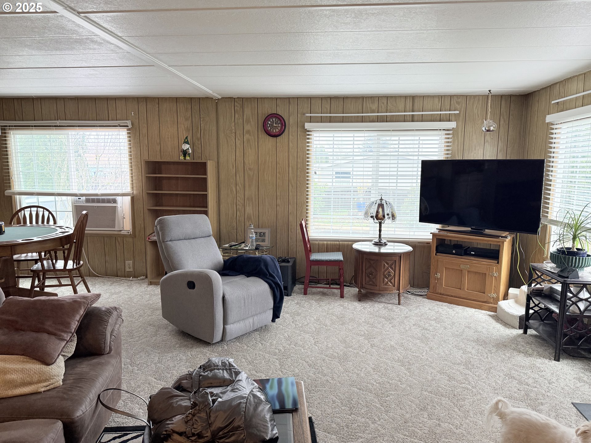 1475 Green Acres Road, Unit 40 Eugene, OR 97408 - Photo 6 of 30 a living room with furniture and a flat screen tv