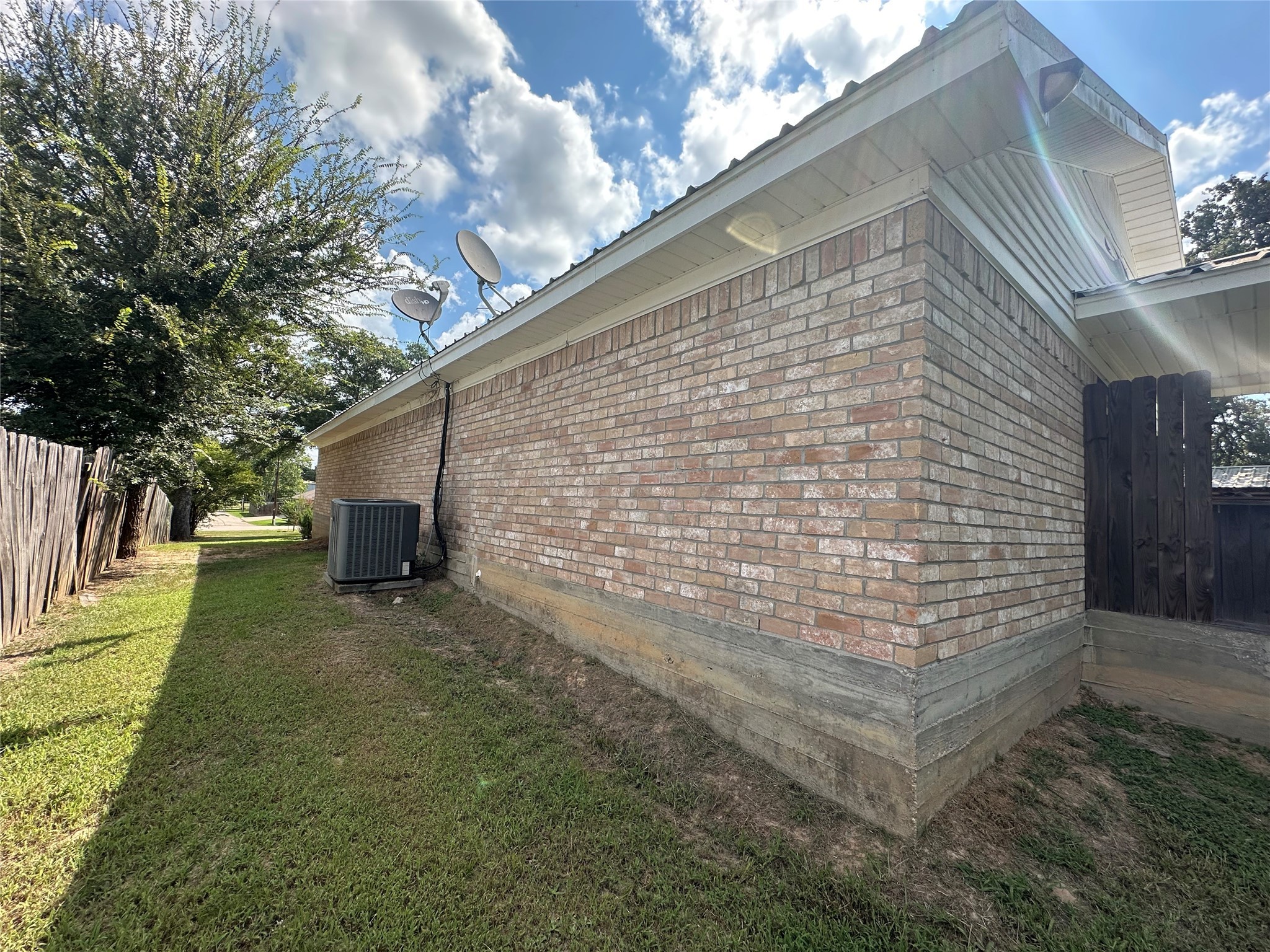 510 Ray Street Buffalo, TX 75831 - Photo 10 of 43 a backyard of a house with table and chairs