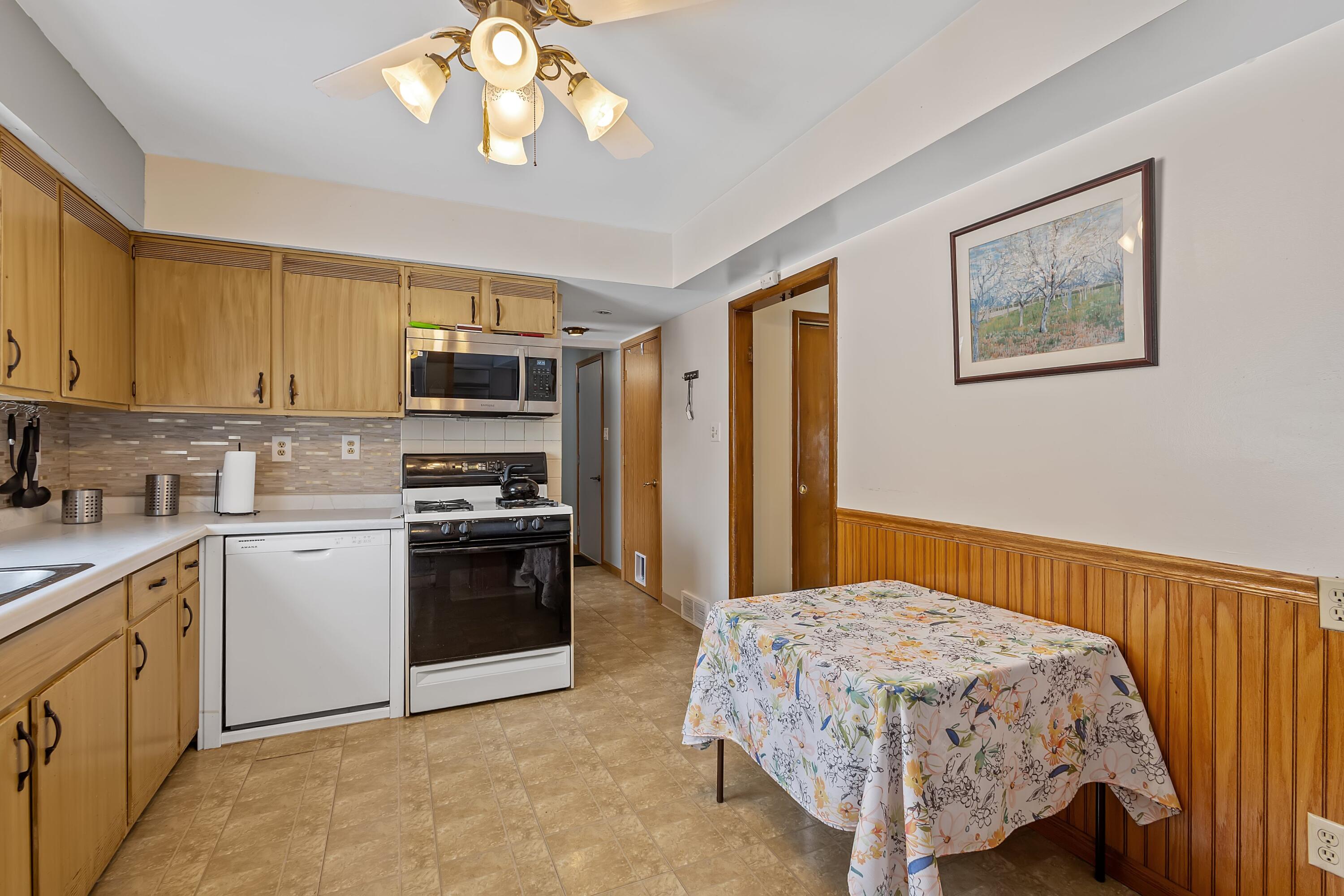 7748 Delaware Place Merrillville, IN 46410 - Photo 15 of 34 3000x2000