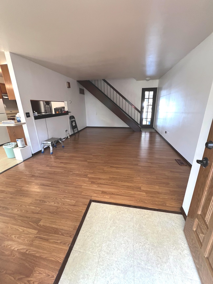 7749 West Harbor Court Frankfort, IL 60423 - Photo 6 of 17 a view of a living room