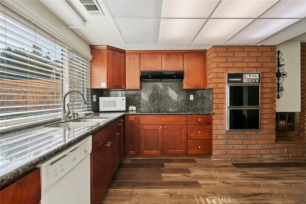 23850 Vía Jacara Valencia, CA 91355 - Photo 13 of 41 a kitchen with stainless steel appliances granite countertop a sink stove and cabinets
