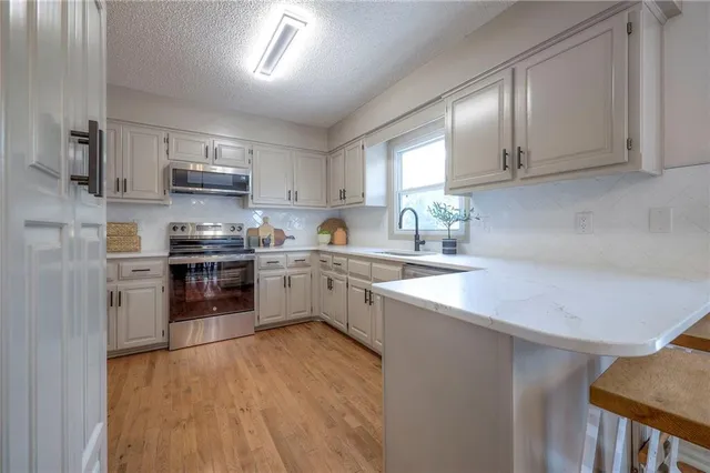 $379,900 | 1124 Amesbury Avenue, Liberty, MO 64068