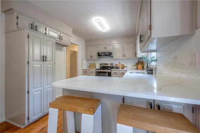 $379,900 | 1124 Amesbury Avenue, Liberty, MO 64068