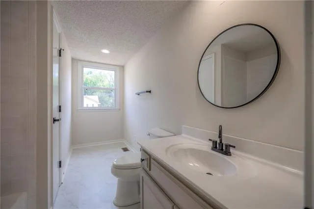 $379,900 | 1124 Amesbury Avenue, Liberty, MO 64068