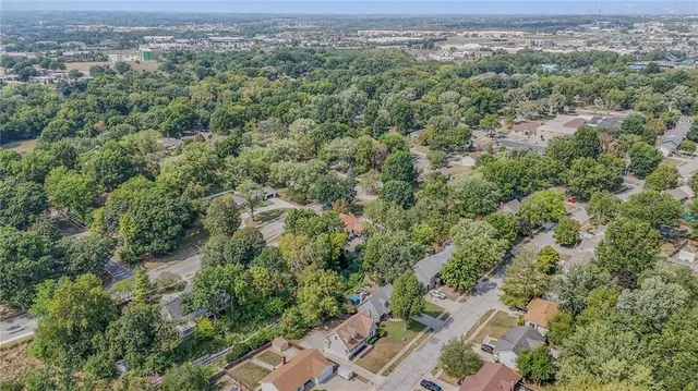 $379,900 | 1124 Amesbury Avenue, Liberty, MO 64068