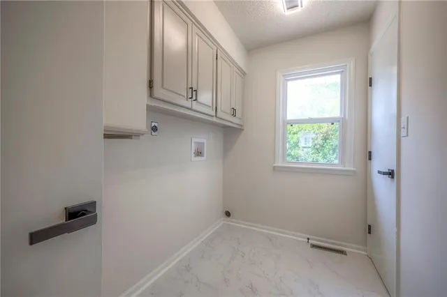 $379,900 | 1124 Amesbury Avenue, Liberty, MO 64068