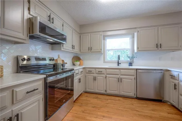 $379,900 | 1124 Amesbury Avenue, Liberty, MO 64068