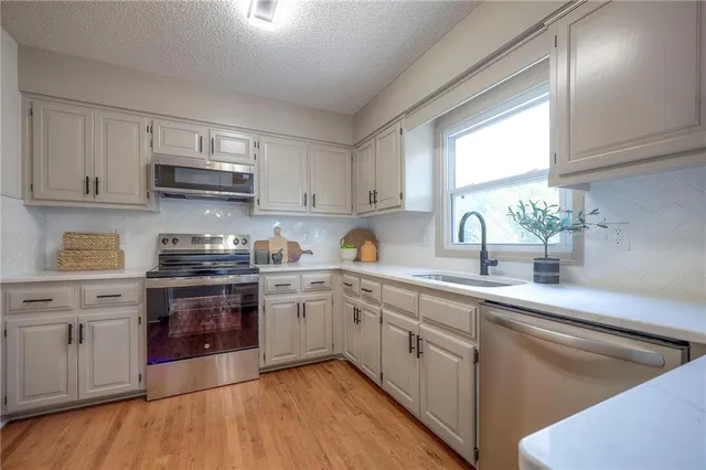 $379,900 | 1124 Amesbury Avenue, Liberty, MO 64068