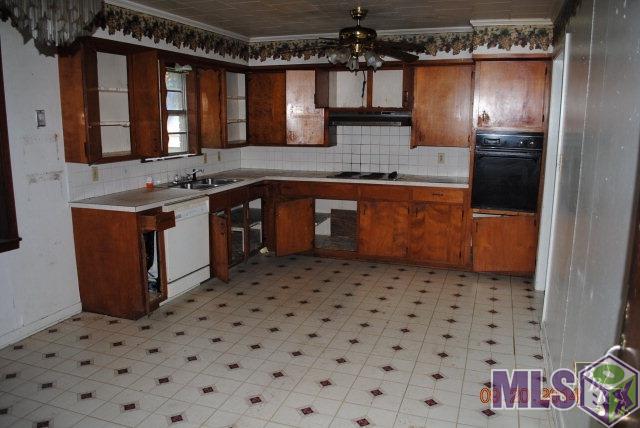 207 Hendricks Street Patterson, LA 70392 - Photo 3 of 6 Kitchen