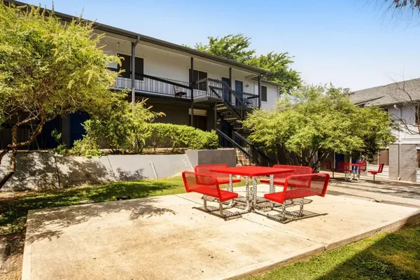 $755 | 2101 Burton Drive, Unit 202, Austin, TX 78741