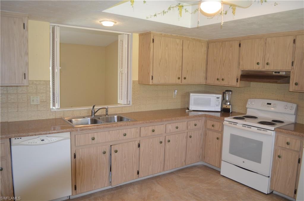 135 Round Key Circle, Unit E2 Naples, FL 34112 - Photo 3 of 15 Gallery Image 3