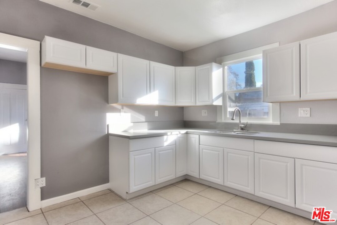 2038 11th Street Riverside, CA 92507 - Photo 3 of 4