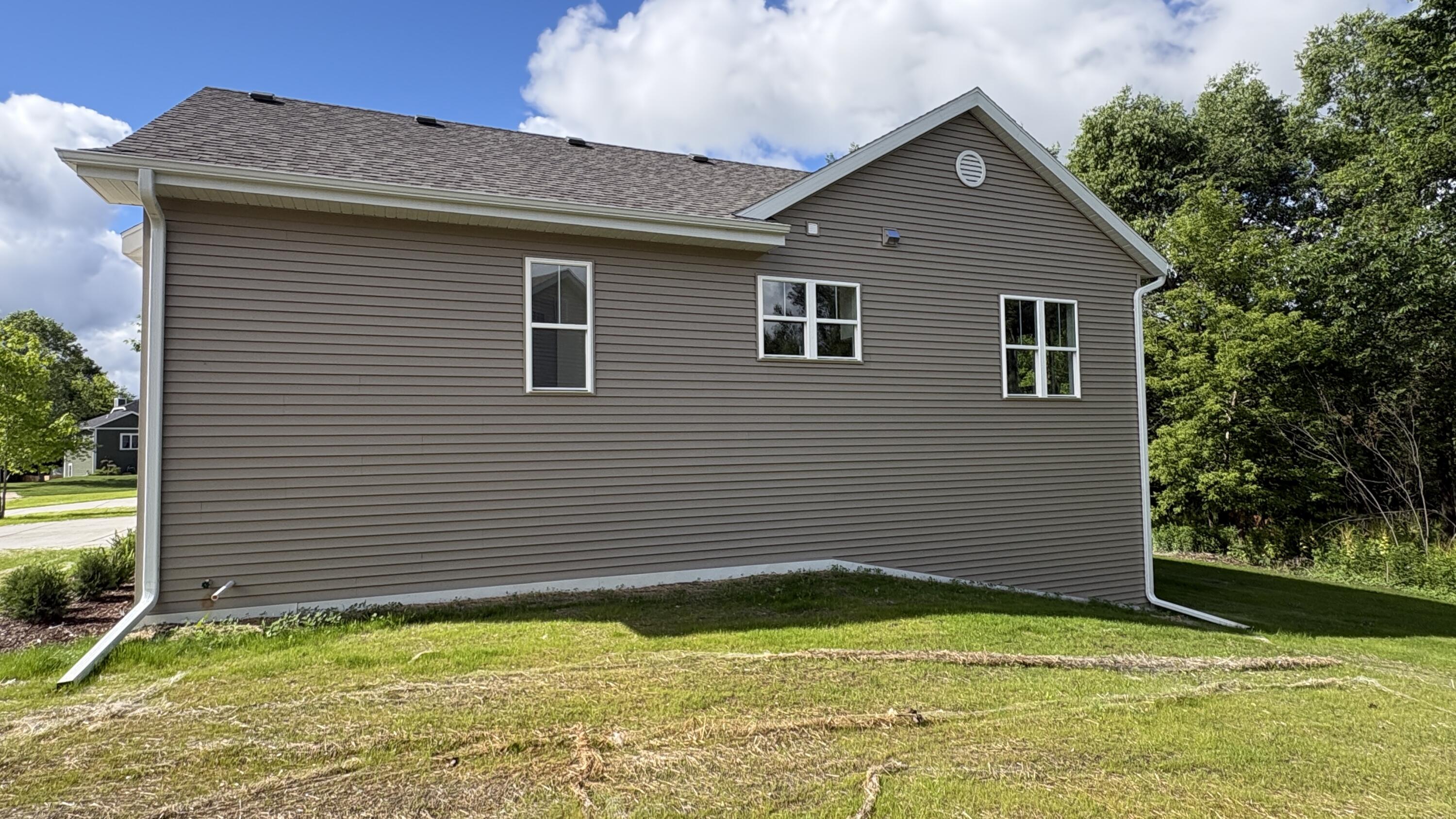 269 Cardinal Drive Sullivan, WI 53178 - Photo 8 of 41 Right Elevation