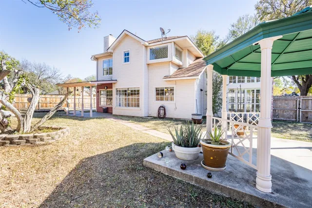 a view of a house with backyard and sitting area