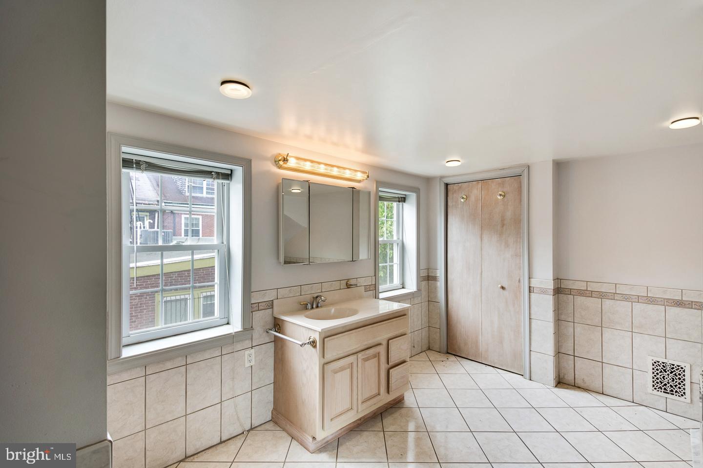 736 Manning Street Philadelphia, PA 19106 - Photo 17 of 22