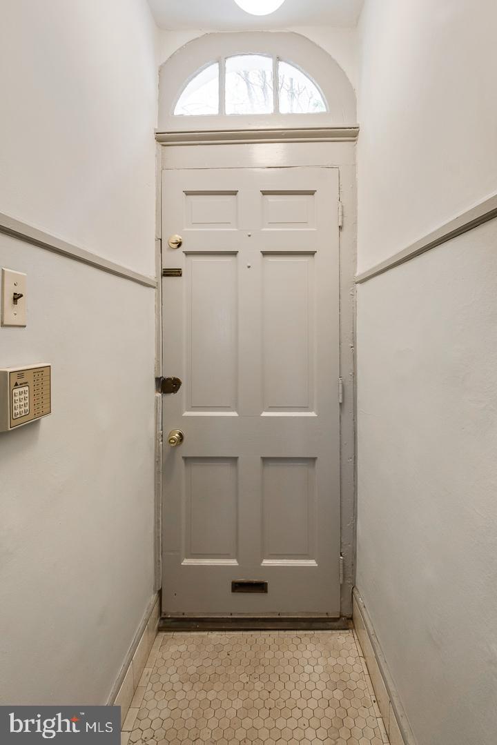 736 Manning Street Philadelphia, PA 19106 - Photo 3 of 22