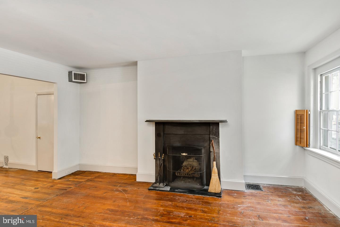 736 Manning Street Philadelphia, PA 19106 - Photo 4 of 22