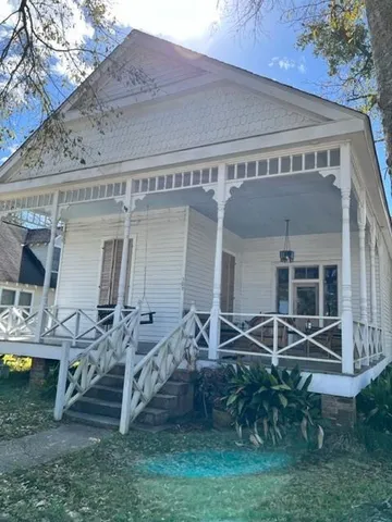 $2,300 | 303 East 20th Avenue, Covington, LA 70433
