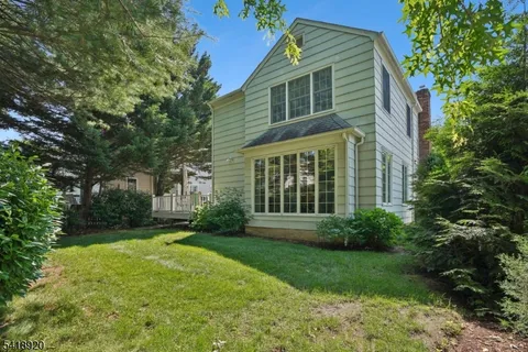 a view of a house with yard and plants