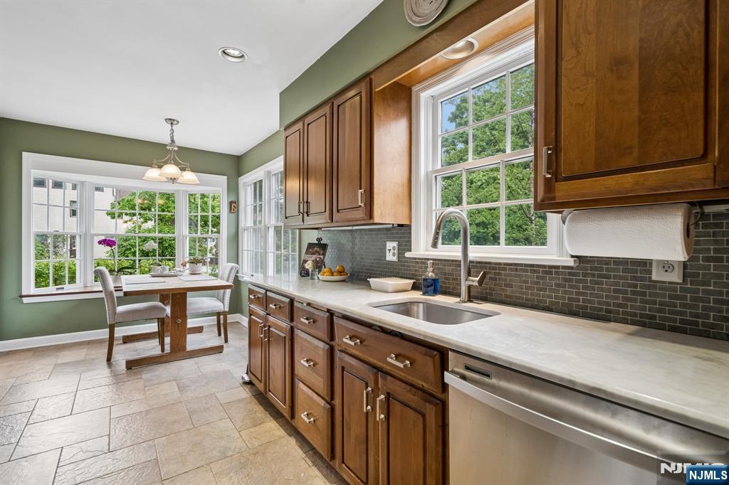 81 Mountain Road Verona, NJ 07044 - Photo 7 of 31