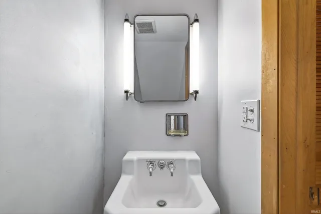 $1,900 | 201 West Church Lane, Bloomington, IN 47403