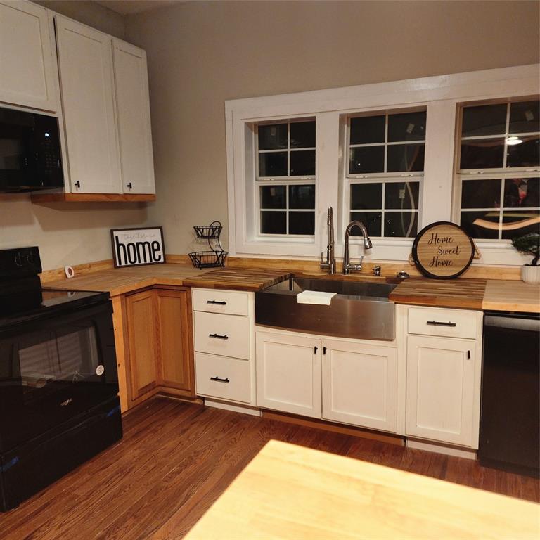 827 East Carroll Street Coushatta, LA 71019 - Photo 3 of 10 a kitchen with stainless steel appliances granite countertop a stove a sink and a microwave