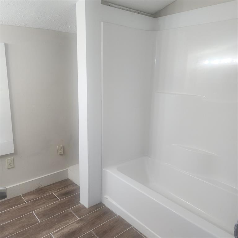 827 East Carroll Street Coushatta, LA 71019 - Photo 10 of 10 a bathroom with a bathtub