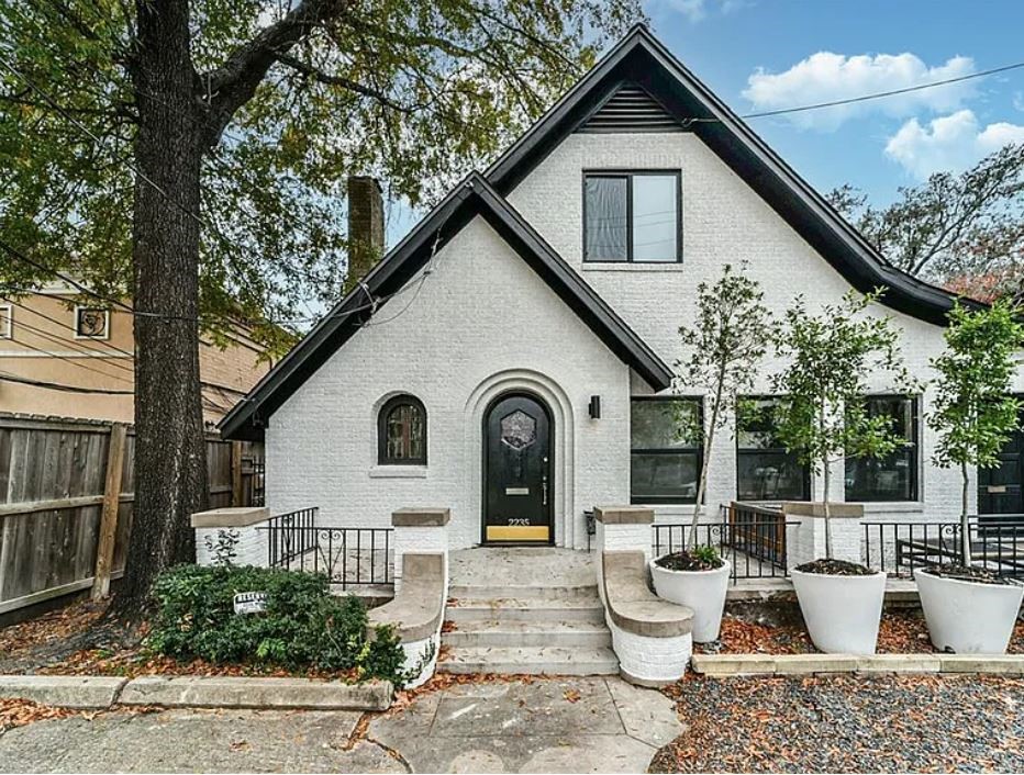 a view of a house with backyard and garden
