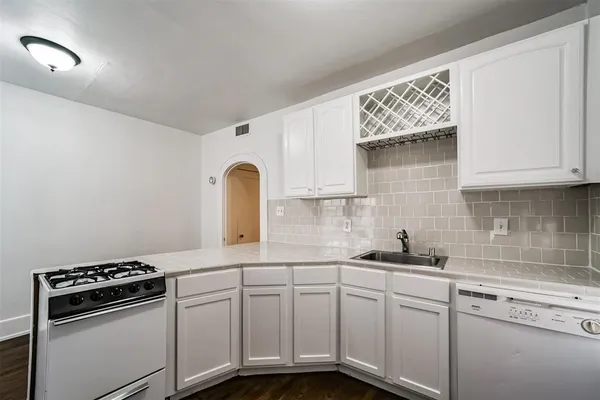 $1,595 | 2235 Welch Street, Houston, TX 77019