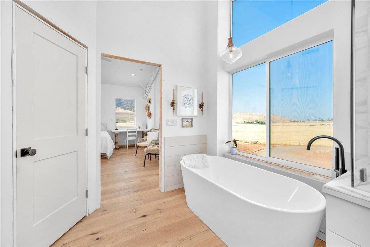 22654 Cobblestone Lane Sanger, CA 93657 - Photo 33 of 64 a bathroom with a tub sink and mirror