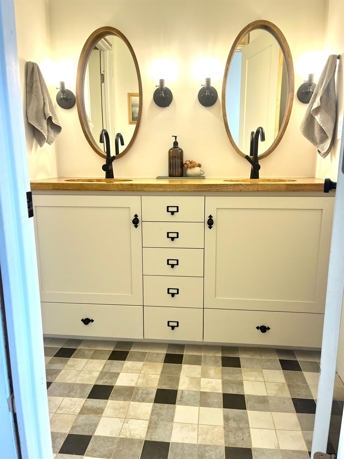 22654 Cobblestone Lane Sanger, CA 93657 - Photo 40 of 64 a bathroom with a mirror and a sink