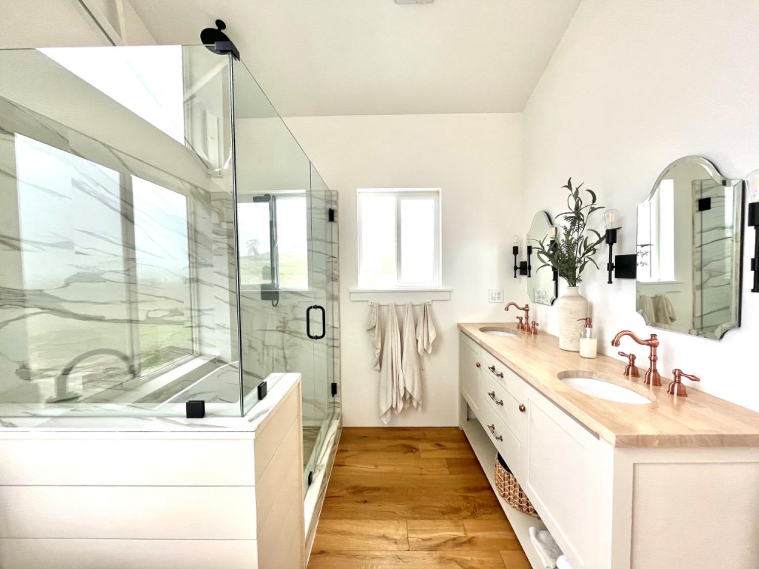 22654 Cobblestone Lane Sanger, CA 93657 - Photo 60 of 64 a bathroom with a tub sink and mirror