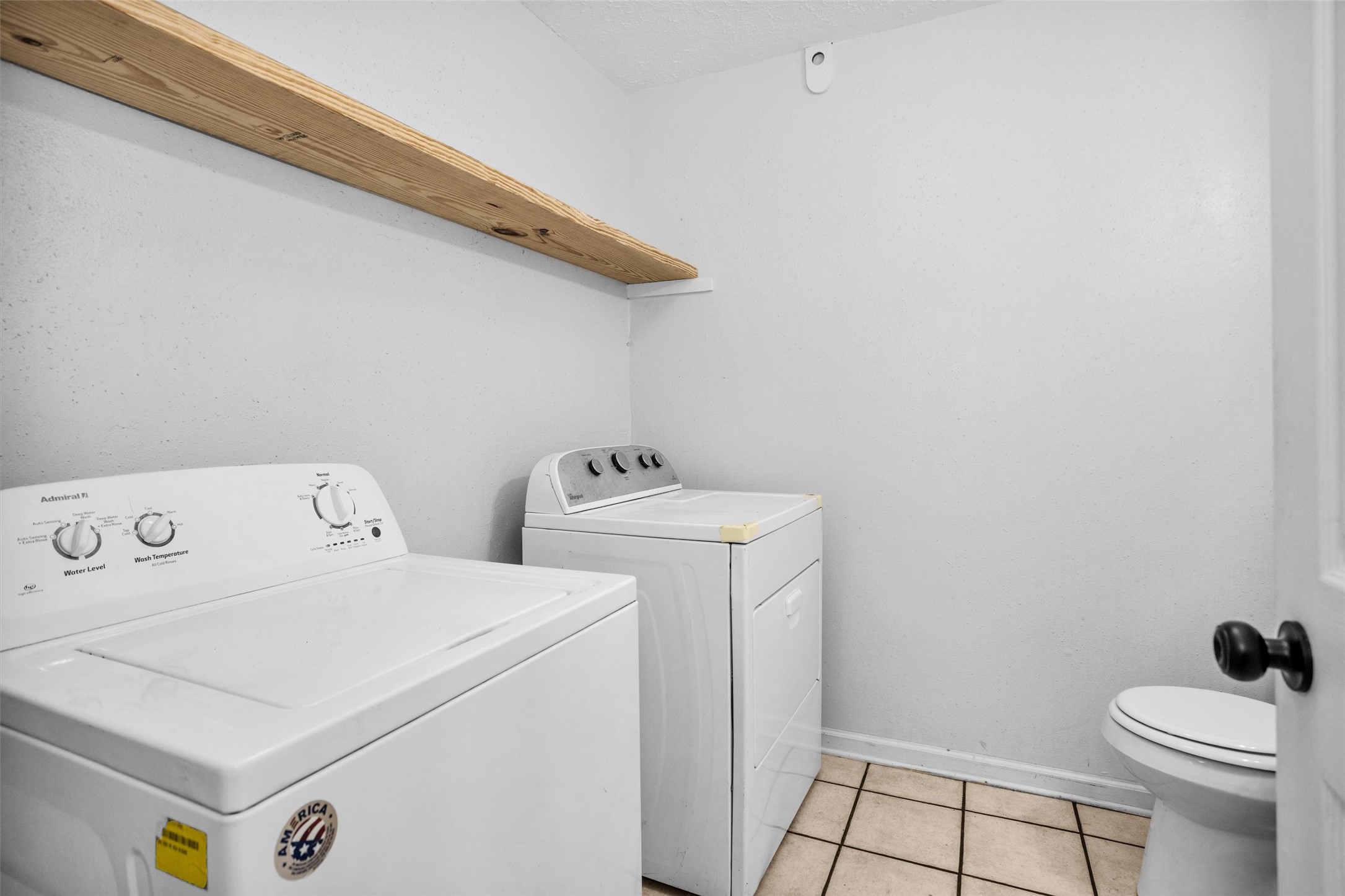 9541 Clanton Street Houston, TX 77080 - Photo 21 of 44 a utility room with dryer and washer