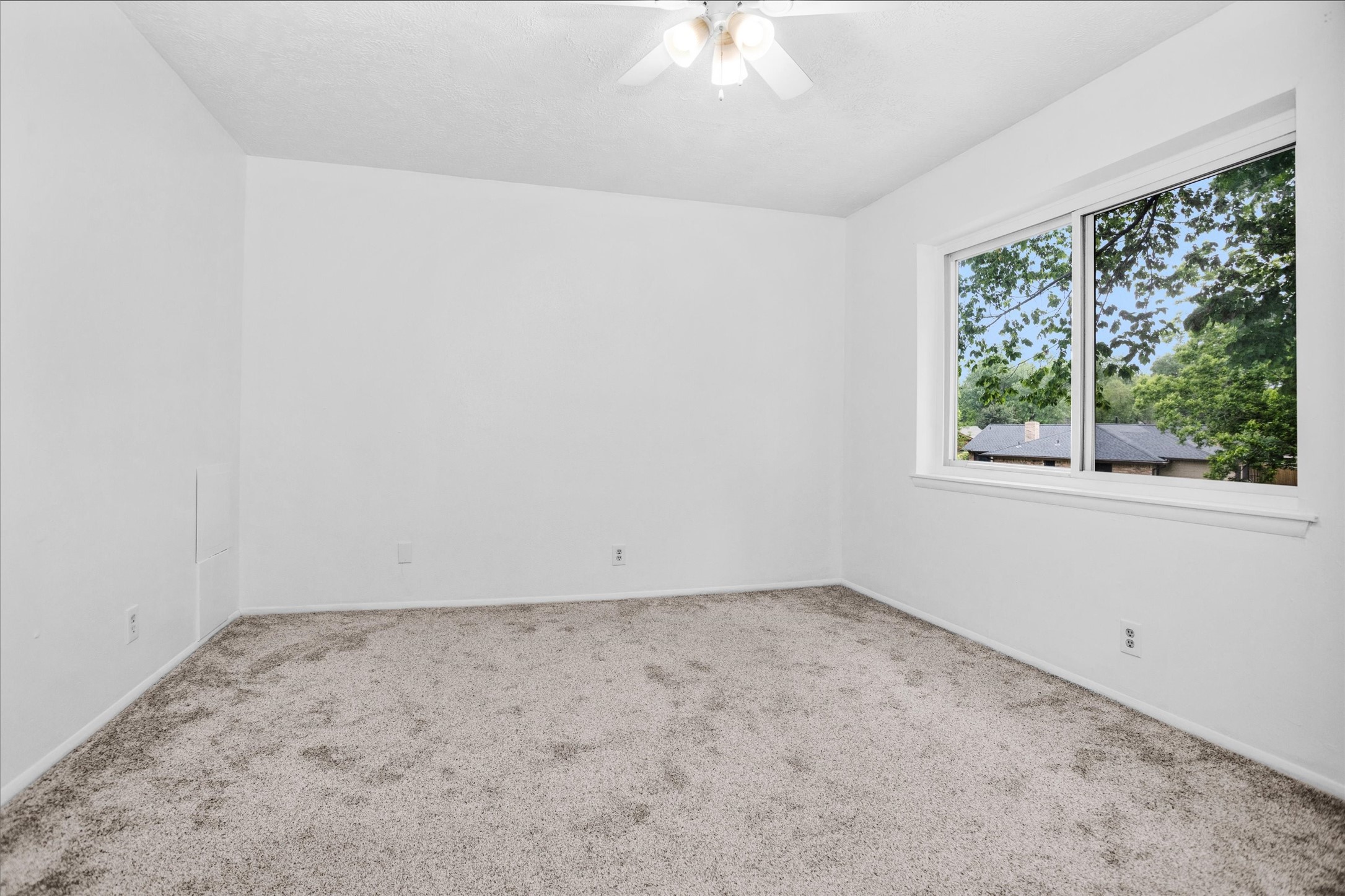 9541 Clanton Street Houston, TX 77080 - Photo 26 of 44 an empty room with a window