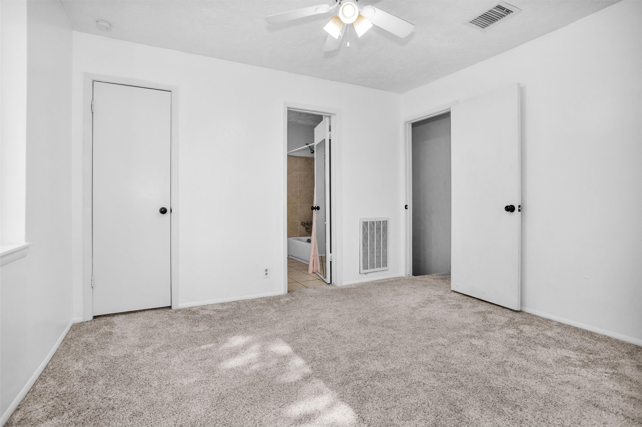 9541 Clanton Street Houston, TX 77080 - Photo 27 of 44 an empty room with a bathroom