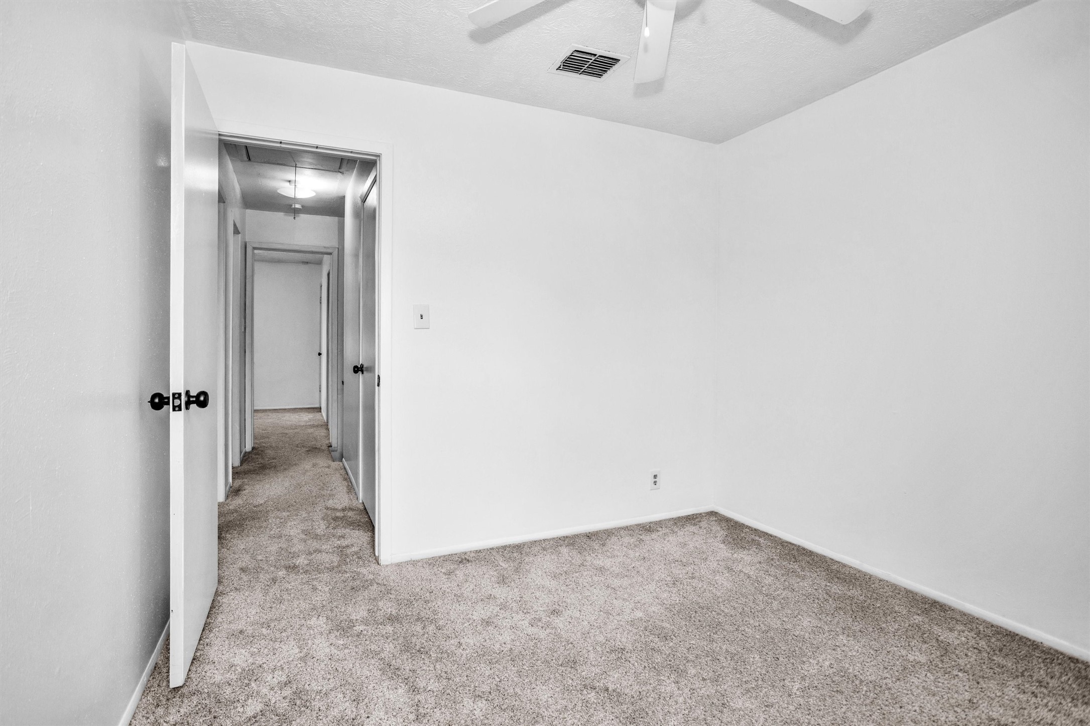 9541 Clanton Street Houston, TX 77080 - Photo 33 of 44 an empty room with a workbench