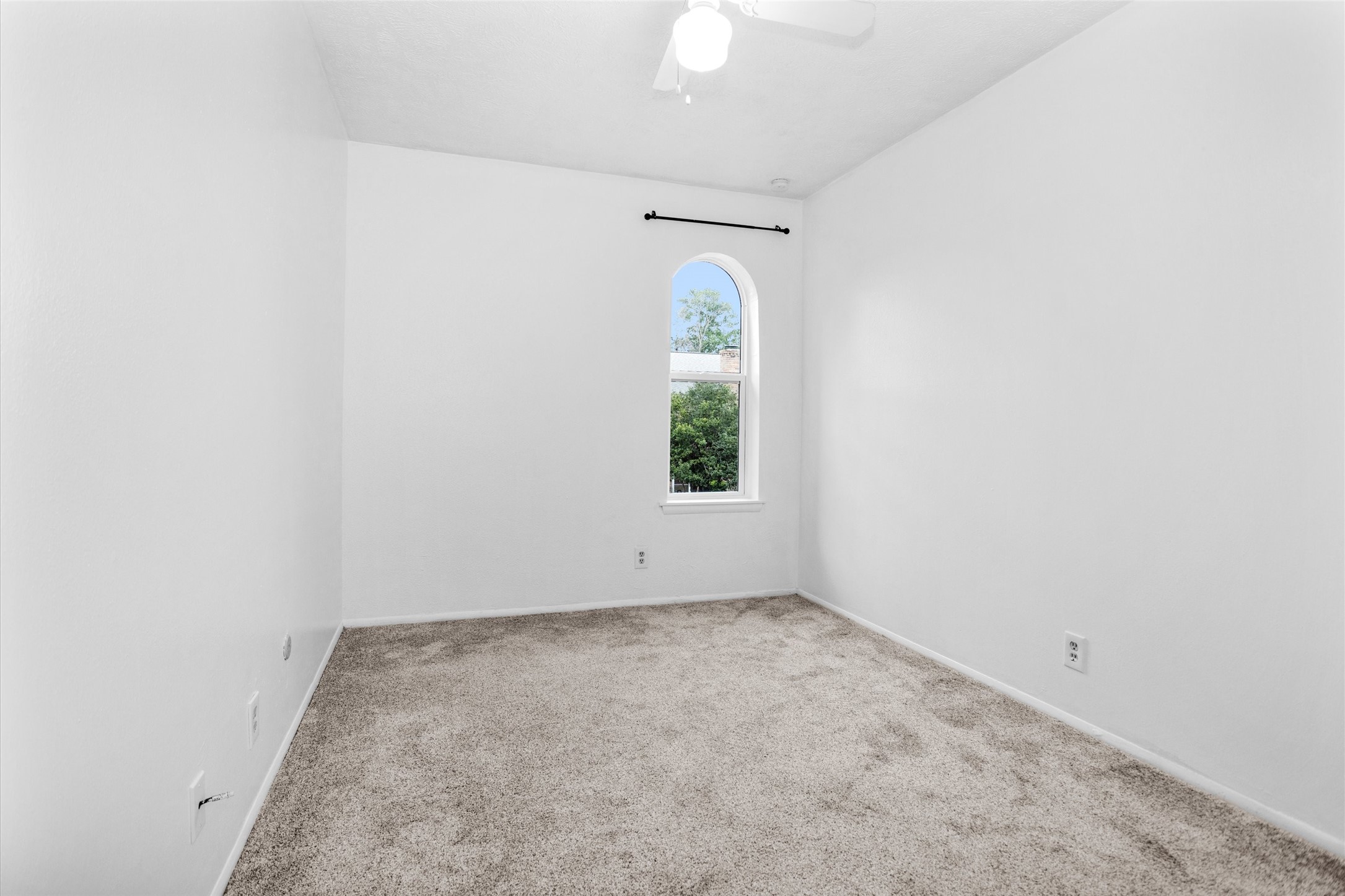 9541 Clanton Street Houston, TX 77080 - Photo 37 of 44 an empty room with a window