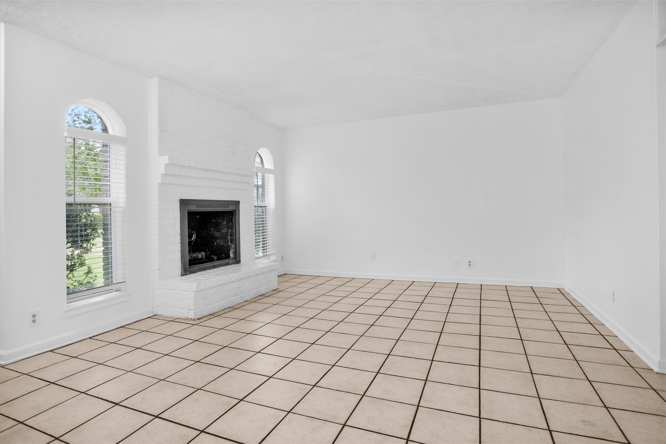 9541 Clanton Street Houston, TX 77080 - Photo 6 of 44 a view of an empty room and window
