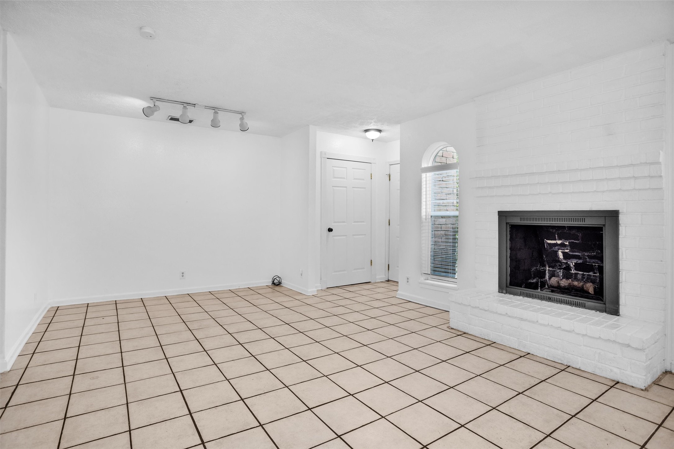 9541 Clanton Street Houston, TX 77080 - Photo 8 of 44 a view of an empty room and window