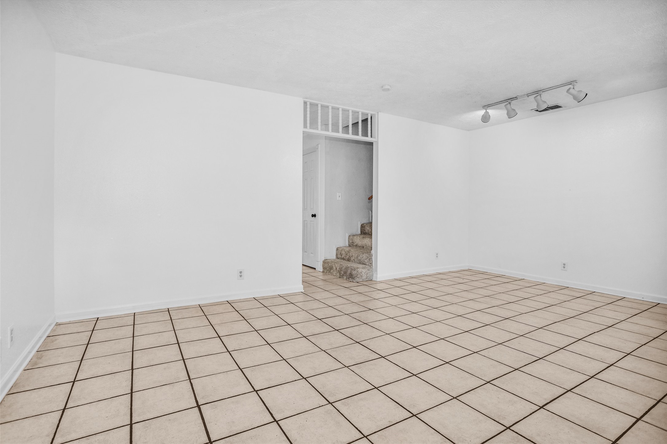 9541 Clanton Street Houston, TX 77080 - Photo 9 of 44 a view of an empty room